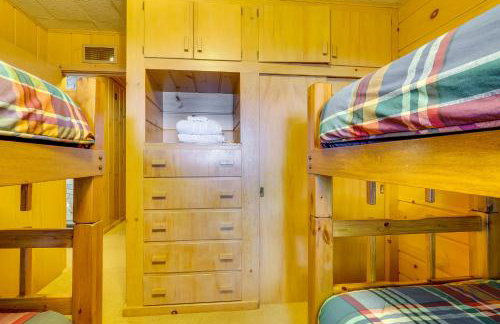 Waterfront Torch Lake Cottage with Dock and Fire Pit! - Foto 22