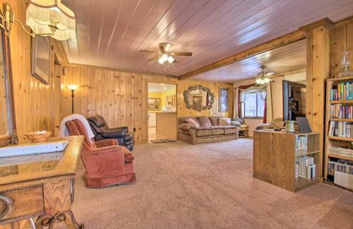 Cozy Home with Hot Tub Half Mi to Salmon River! - Foto 4
