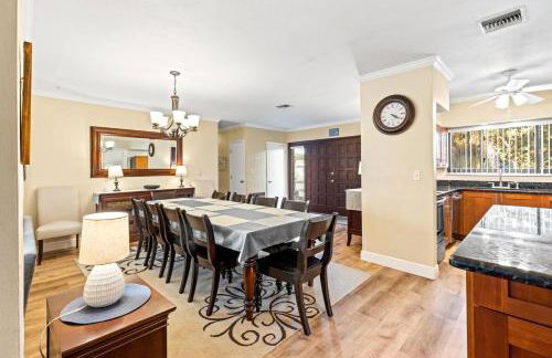 SAND CASTLE-Fun For Big Groups-Walk to Beach, Heated Pool, Lanai - Foto 11