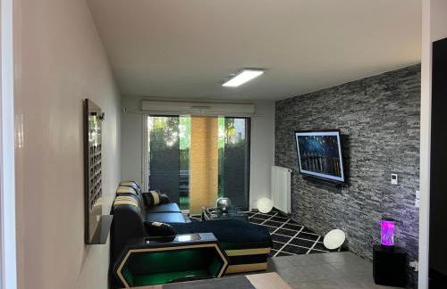 T2 cosy et rénové avec terrasse - proche de Lyon - Foto 1