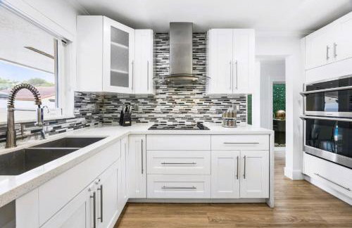 Spectacular Miami- Htd Pool,5 Bdrooms ,MiniGolf, Playground, Baby Items, BBQ - Photo 8