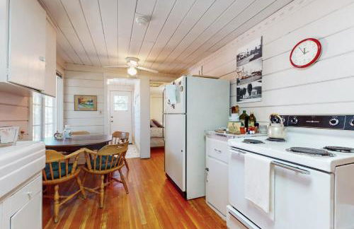 Walk to Town! Dog-Friendly Quincy Getaway with Deck - Foto 6