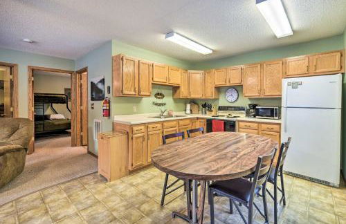 Wooded Danbury Cabin with Grill and Fire Pit! - Foto 7