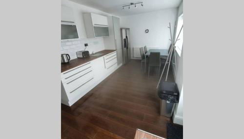 Entire House - Cheshire Oaks/Ellesmere Port - Foto 4