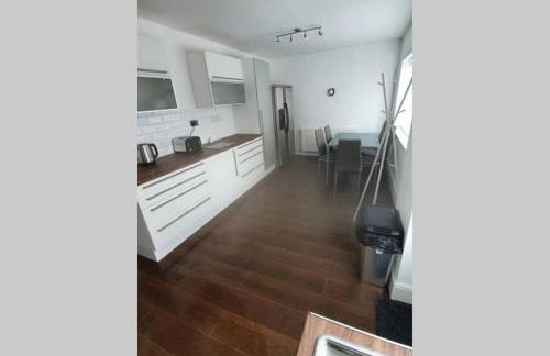 Entire House - Cheshire Oaks/Ellesmere Port - Photo 4