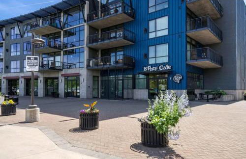 Downtown Condo Above Restaraunts- Free Parking - Foto 45