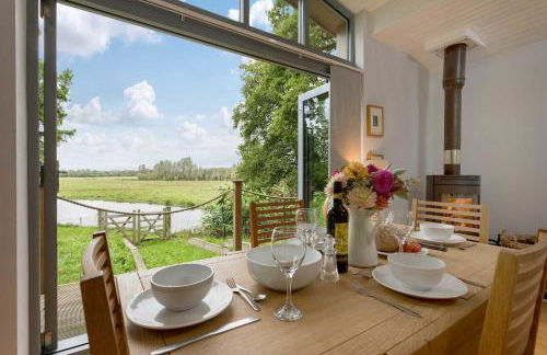 Secluded, New Forest Riverside Lodge - Photo 6