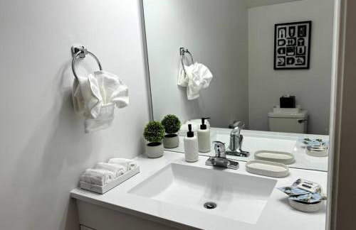 Bright Spacious Renovated Home Master on Main - Foto 46