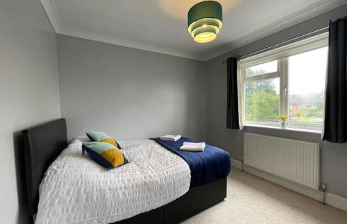 Luxurious Detached Holiday House Free Parking near Airport Town Centre Railway Station - Foto 15