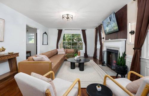 Exclusive Lux Home Near Town • Game Rm • Gym • 4BR - Photo 25