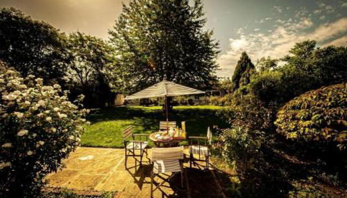 RIVER RETREAT- near Holloway U, Thorpe Park and Heathrow airport - Foto 3, Garden view