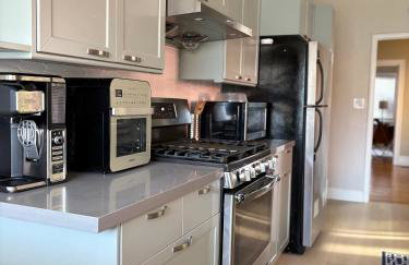 Cozy Sunfilled House with Deck Patio Garden - Foto 6