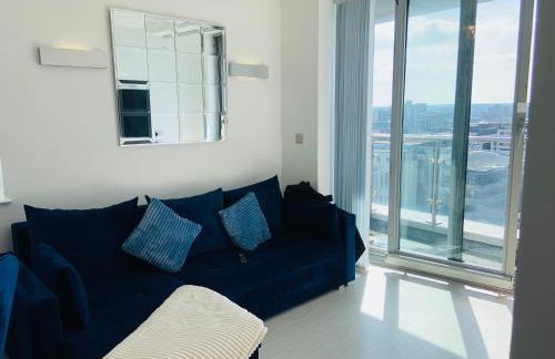Award Winner of 2026 &2025 traveller & Best guest rated apartment, two bedroom, #1 Leeds city centres most central location, Great 180 degree views,balcony , PARKING onsite, Netflix & WiFi - Foto 26