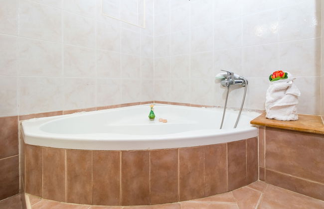 Cozy Family Home Near the Beach - Photo 22