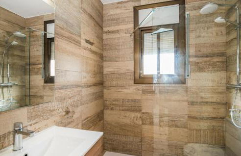 5 Bedroom Stunning Home In Roda De Berà - Foto 23