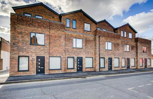 Hybrid Resi - Uxbridge, On-site car or van parking, near London Heathrow Airport - Photo 1