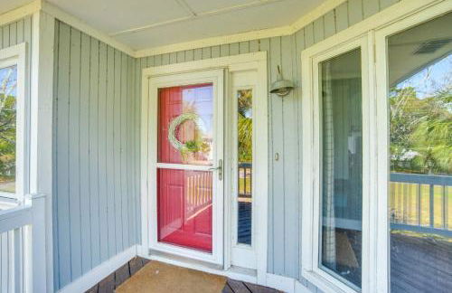 St Helena Island Retreat with Deck Walk to Beach - Foto 24