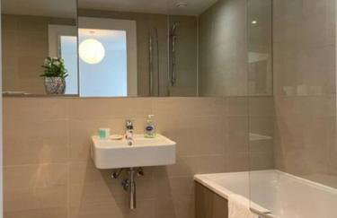 2-bed 2-bath Greenwich Apartment with balcony & lift - Photo 77
