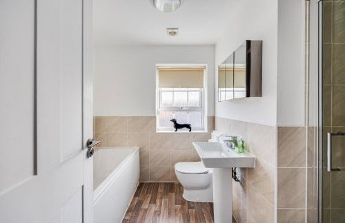 Stunning Detached House with Driveway Parking, Office Room, Self-Check-In, Fast WiFi and Smart TV with Sky and Netflix by Yoko Property - Photo 18