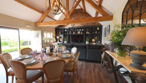 Coach House - Photo 1