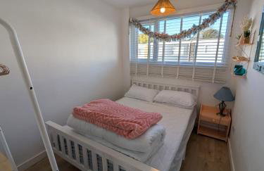 288, Two bed Chalet on Belle Aire Holiday Park - With private veranda, sleeps 5, pet friendly, free Wi-Fi, bed linen and towels included and onsite entertainment available - Foto 9