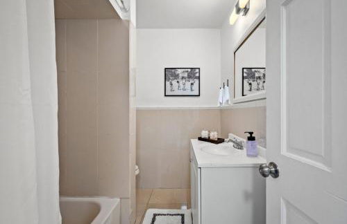 Beachside Escape Poolhouse w Game Room, Grill - Foto 48