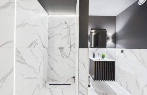 Jacuzzi LoveAparts Marki Romantic Getaway - Photo 11