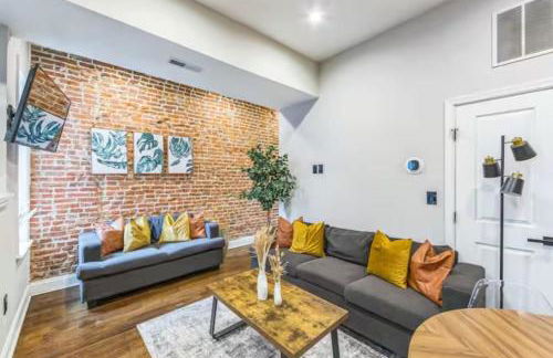 Lovely 2BR w Patio - 10 mins to DT - Sleeps 10 - Foto 9