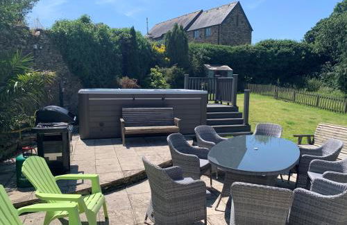 Polean Farm Old Farmhouse - With Large Jacuzzi, Games Room, Near the Sea and with Free Access to a Nearby Pool - Foto 5