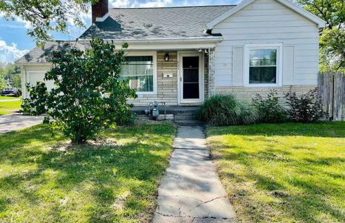 Green Roof Inn - Centrally Located 2BR/1BA Home - Foto 7