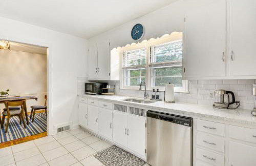 Dogwood Cottage with Fireplace 1 Mi to University - Foto 11