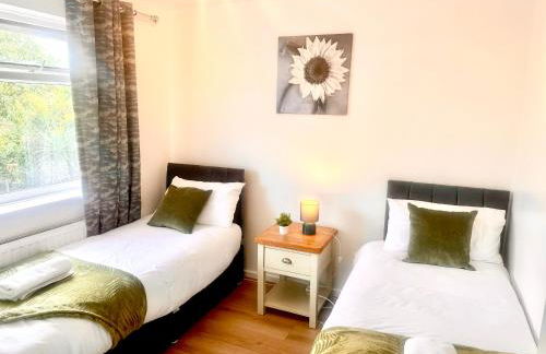 3 BEDROOM, FREE PARKING, WiFi, COSY, 5-BED HOUSE WITH GARDEN - Foto 23