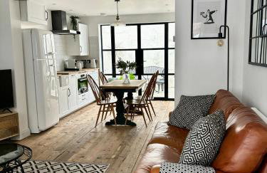 Stunning 3 bedroom & 2 bathroom cottage with patio - Foto 1