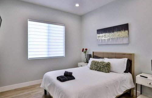 H&H New Built 2023 Hidden Gem Heart of OC 3 Queen Beds - Foto 28