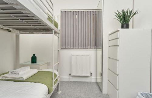 The Penthouse In Bonchurch By Greenstay Serviced Accommodation - Stunning 3 Bed Apt With Sea Views & Parking - Perfect for Families, Small Groups & Business Travellers - Dog Friendly - Fast Wi-Fi - 1000 Mbps - Close To Ventnor & Shanklin - 5 mins To Beach - Foto 3