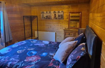Chalet close to Heathrow T5, Windsor Castle, Legoland, Thorpe Park, with off road parking, free Wifi, private garden, spacious & fully equipped, cozy wood burner & comfy sofa, ideal for exploring London with trains to Waterloo, a beautiful unique retreat - Foto 27
