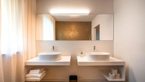 goldfinger + suites - Photo 3