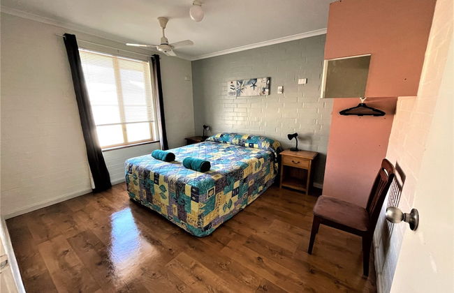 Shark Bay Seafront Apartments - Photo 9