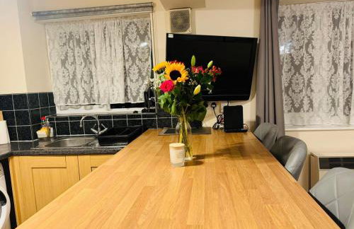 Self contained 1 bed flat next with free parking, adjacent to metro station also direct bus to O2 and Excel via Cable Car - Foto 15