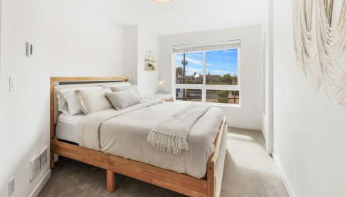 NEW! Central Ballard 3BR Townhome Fits 8 Free Parking AC Family Friendly - Foto 5