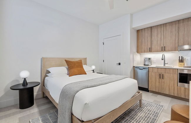 The Continental, powered by Placemakr - Downtown - Market Square - Photo 3