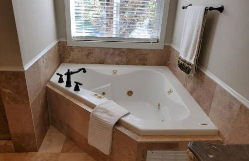 Close to Downtown, 11-Person Swim Spa-Hot Tub, 75" TV 4 Movie Nights, Spacious, Walk To Restaurants, Ping Pong - Foto 24