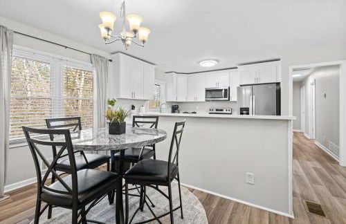 Sleek 3 BR home with self check in Private! - Foto 17