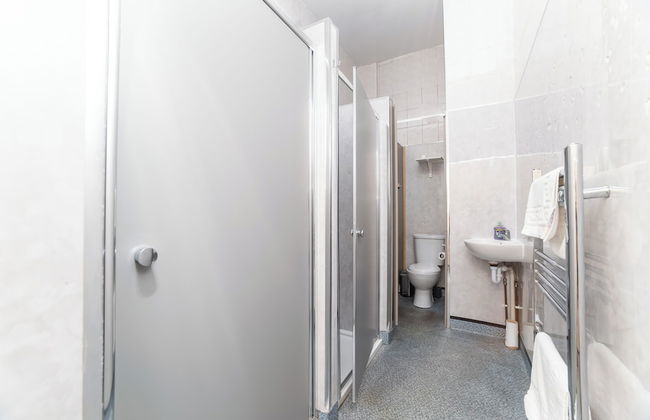 Cityscape Retreat in Newcastle - Photo 12