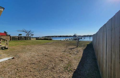 Waterfront home with Private Dock and swimming area, large fenced backyard - Foto 4