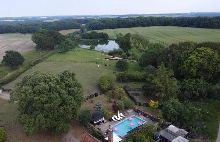 Farmhouse Retreat with Hot Tub, Pool, Horses, Games Room, Free Car Park, Only 45 min from Oxford Circus - Foto 11