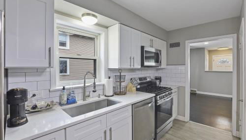 Charming Retreat in the Heart of Des Plaines residence - Photo 3