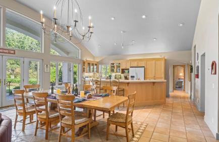 Vineyard Estate w Pool Spa Bocce Ball Mins to Wineries Park Lawndale Manor by AvantStay - Foto 10