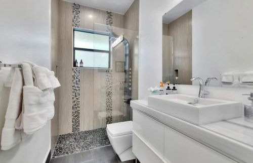 Lynoras Luxe Estate 3 bedroom 3 bath with Modern Design and Heated Pool - Foto 49