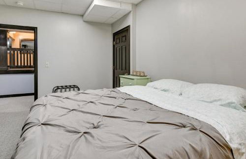 Large Home with Indoor Basketball Court and Game Room! - Foto 36